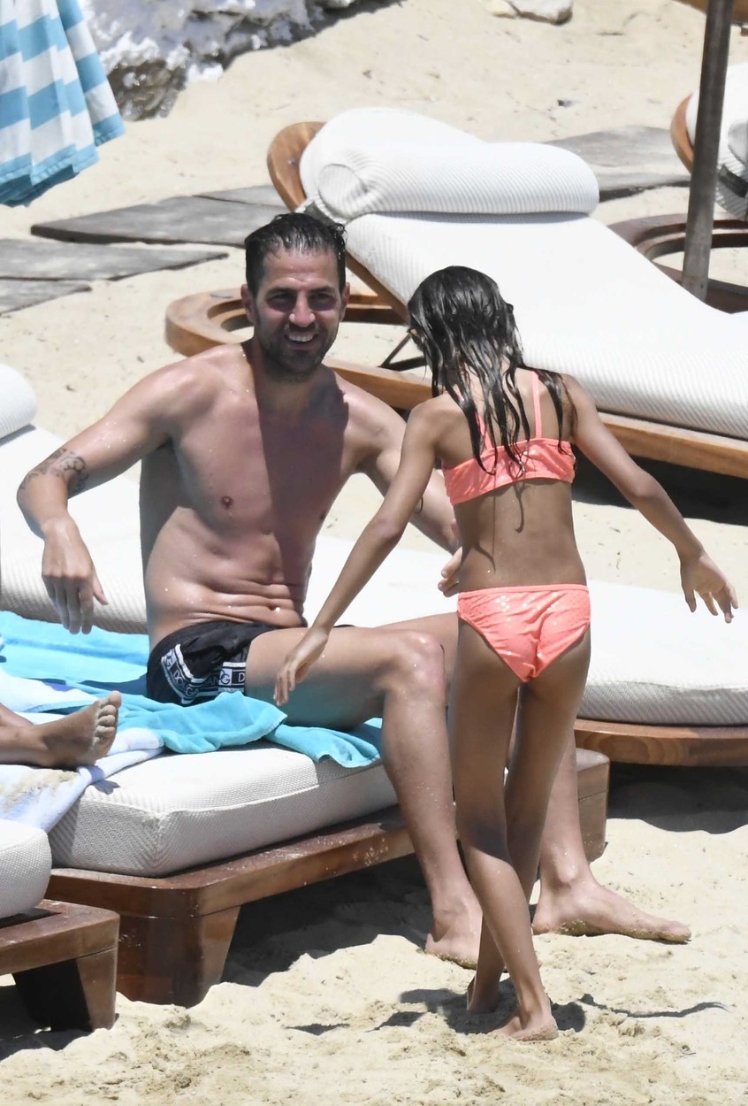 Cesc Fabregas, la plajă cu fiica sa, în timp ce se amuză