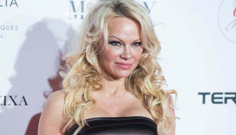 Pamela Anderson și-a schimbat look-ul din tinerețe, părul blond lung, rochie neagră fără bretele, în cadrul Global Gift Gala, Madrid, Spania, 2018
