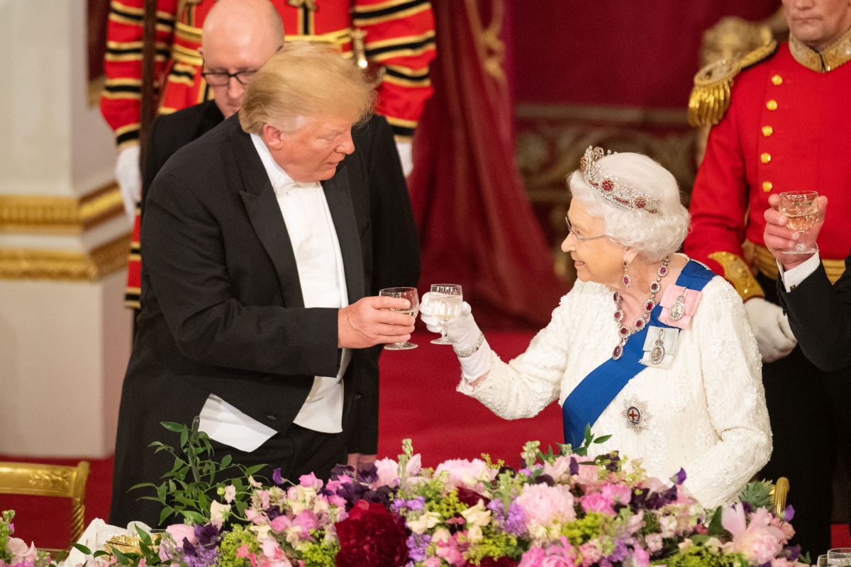 Președintele Donald Trump ciocnește un pahar de șampanie cu Regina Elisabeta, în timpul unui banchet de stat, la Palatul Buckingham