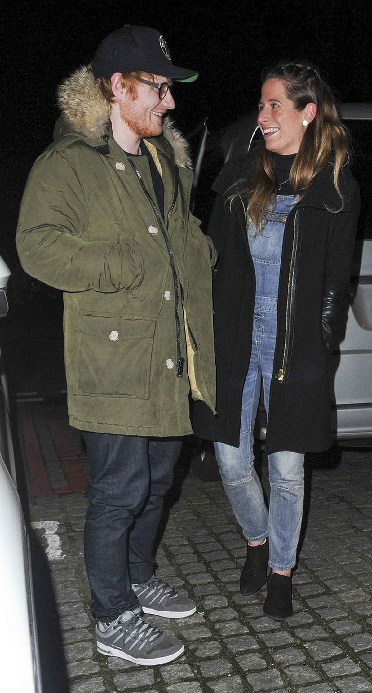 Ed Sheeran și soția sa, surprinși în afara unui restaurant londonez