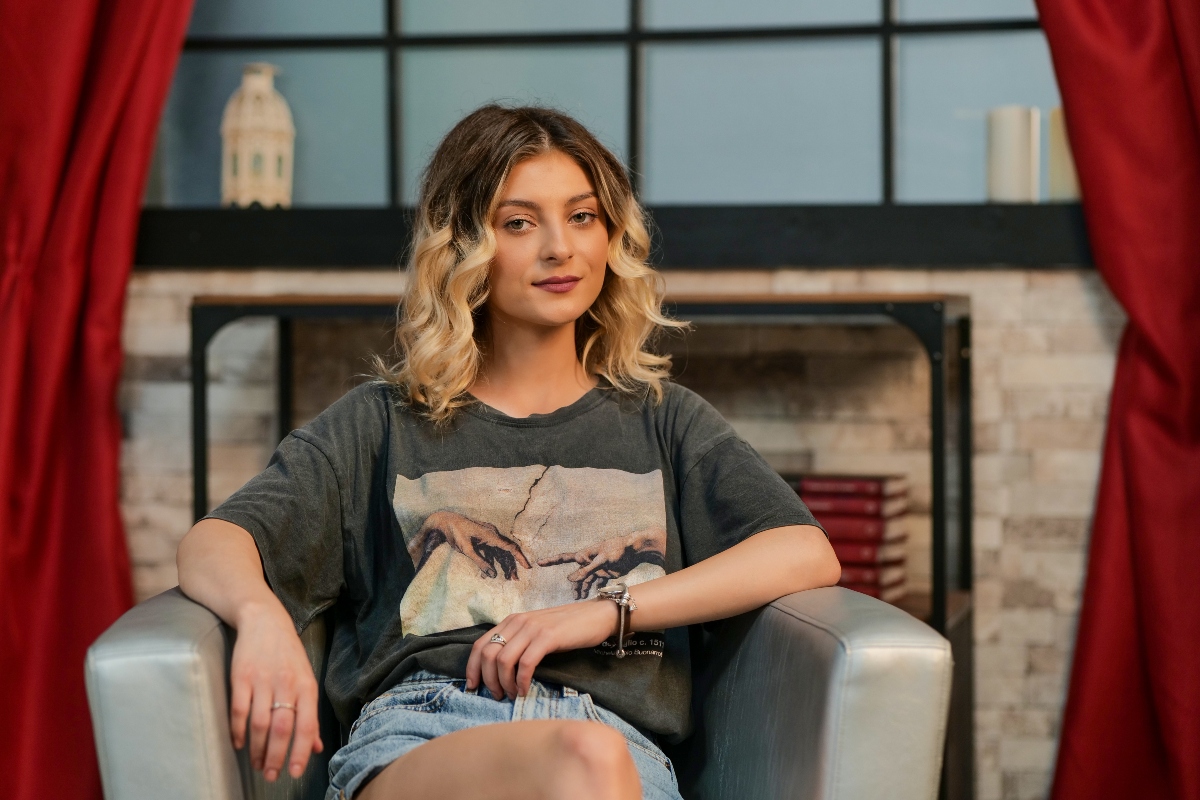 Elena Matei, relaxată și încrezătoare, pe un fotoliu, stând picior peste picior, la interviul CaTine.ro