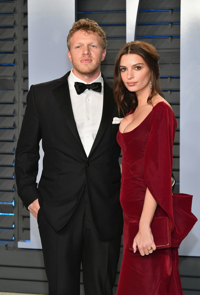 Emily Ratajkowski, îmbrăcată într-o rochie roșie, lungă, alături de soțul ei, la petrecerea Vanity Fair, în anul 2018