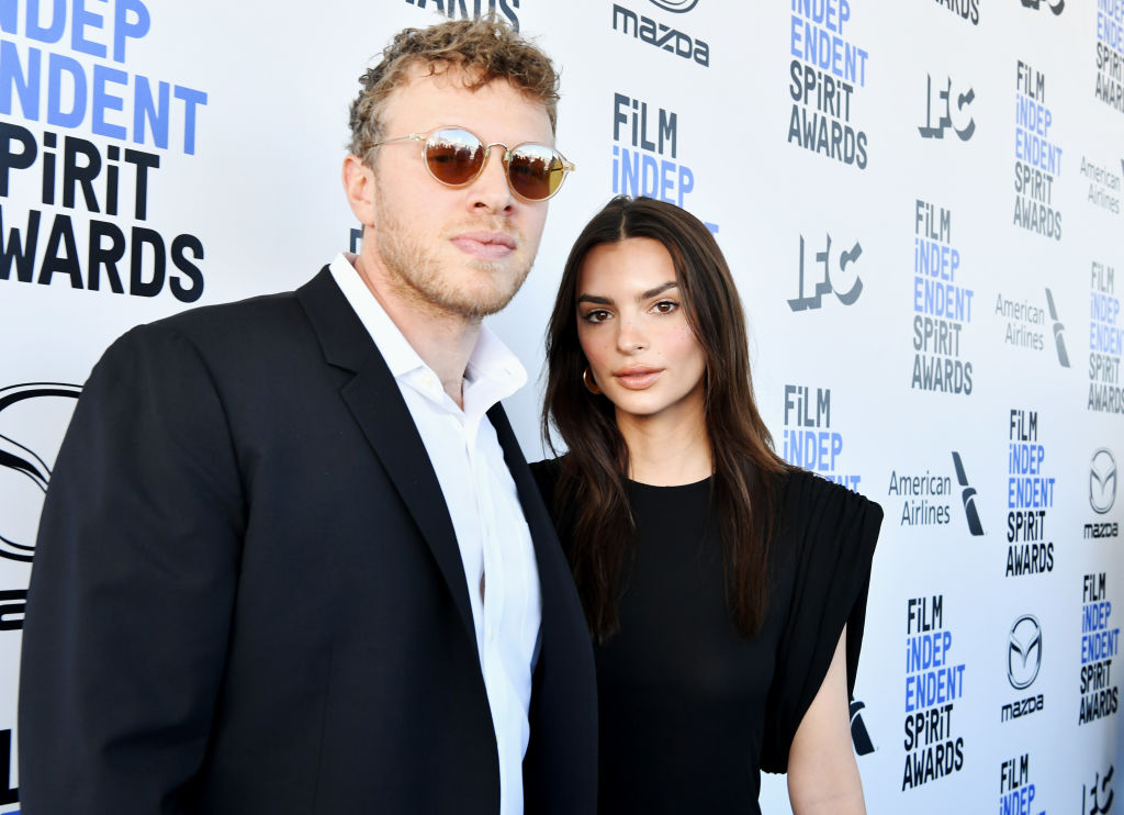 Emily Ratajkowski și soțul ei, îmbrăcați în negru, la Premiile Film Independent Spirit