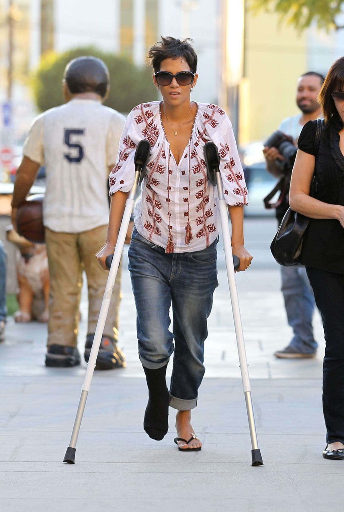 Halle Berry poartă o ie în 2012, în timp ce era accidentată