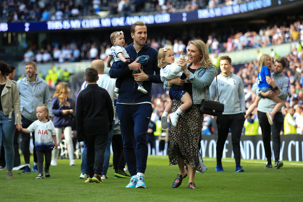 Harry Kane și soția sa, alături de copii, în 2019, pe stadion la un meci din Premier League