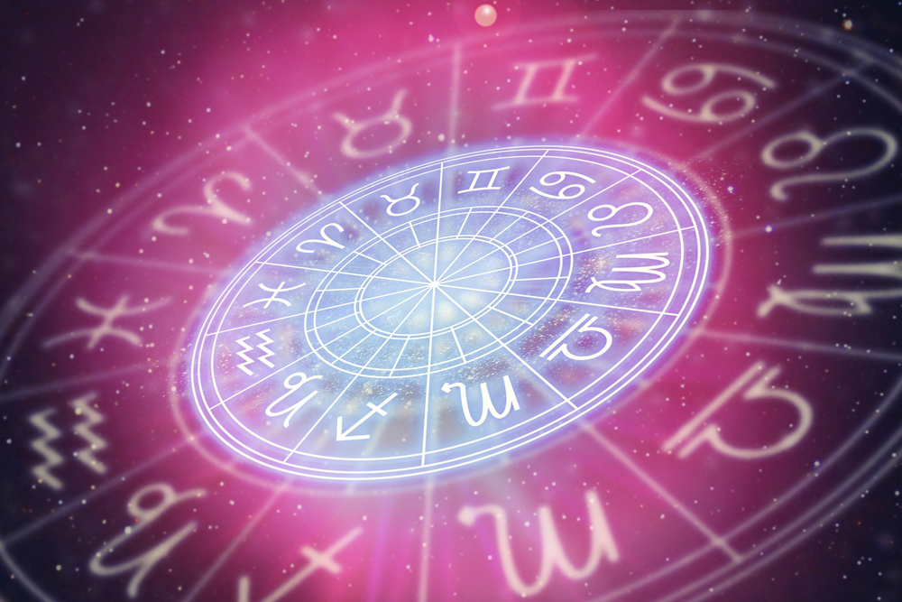 Hartă astrală, cu cele 12 semne ale zodiacului, pe fundal roz