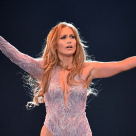 Jennifer Lopez, în concert, în California, într-un body sclipitor, cu mâinile ridicate, în 2019