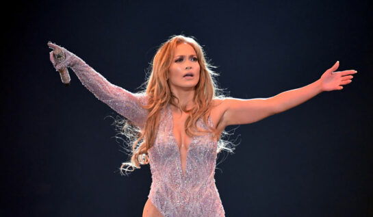 Jennifer Lopez a pozat într-un sutien cu pietre. Mesajul ascuns din spatele imaginii