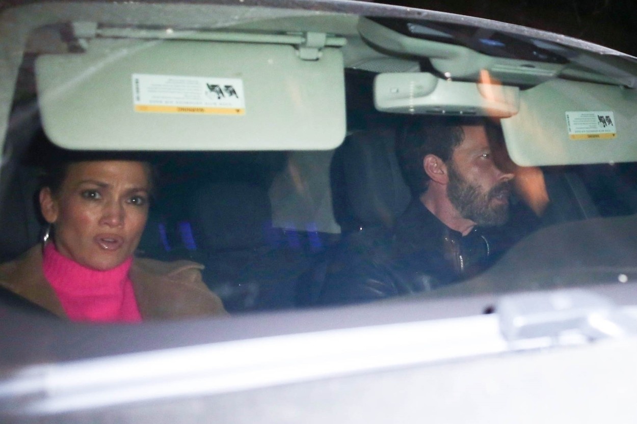 Jennifer Lopez și Ben Affleck, fotografiați în mașină, cu JLo în dreapta și actorul la volan