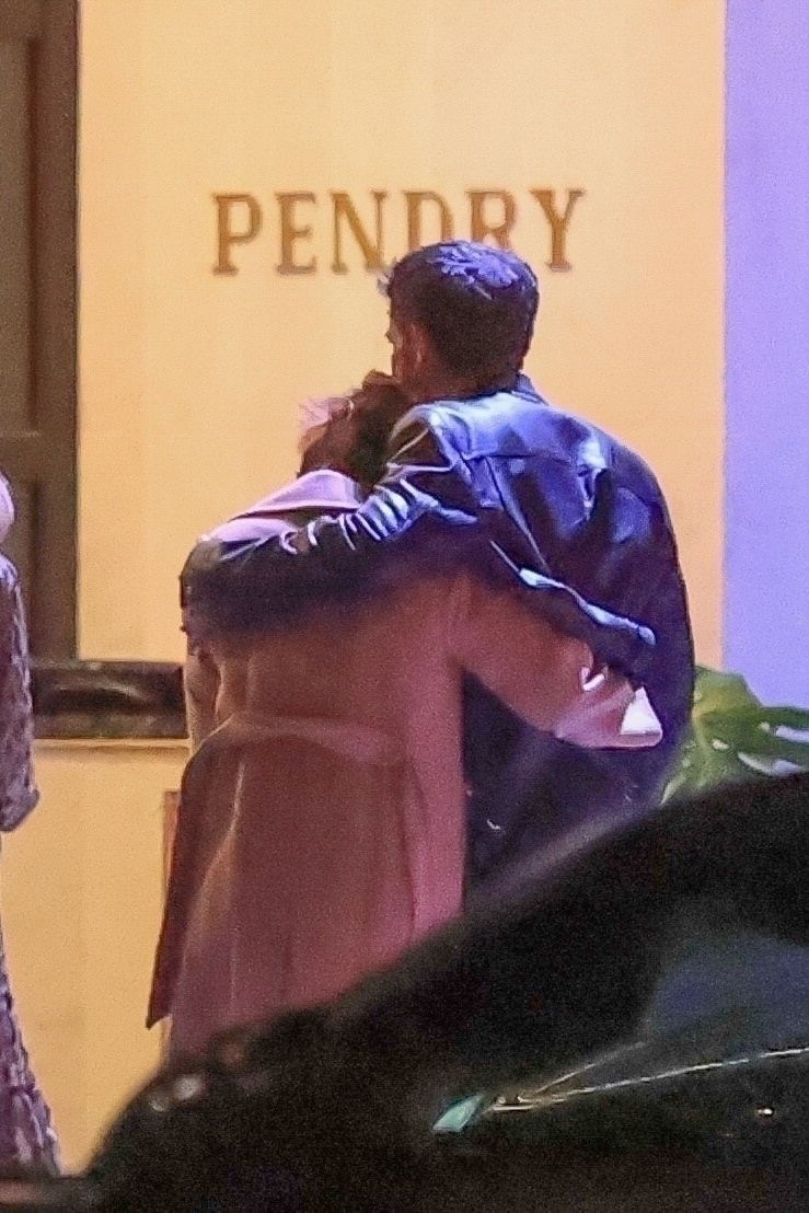 Jennifer Lopez și Ben Affleck, îmbrățișați, în timp ce se pregătesc să intre într-un restaurant