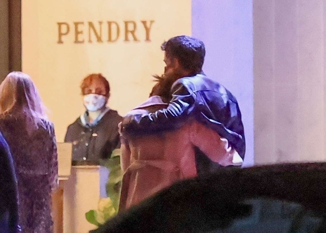 Jennifer Lopez și Ben Affleck, fotografiați la Hollywood, în timp ce intră într-un restaurant de lux, îmbrățișați