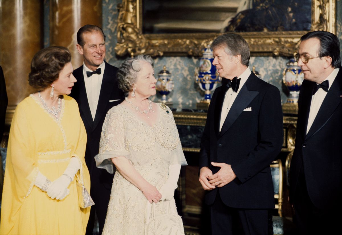 Președintele Carter vorbește cu Regina Elisabeta și Regina Mamă, în cadrul unei vizite oficiale la Palatul Buckingham