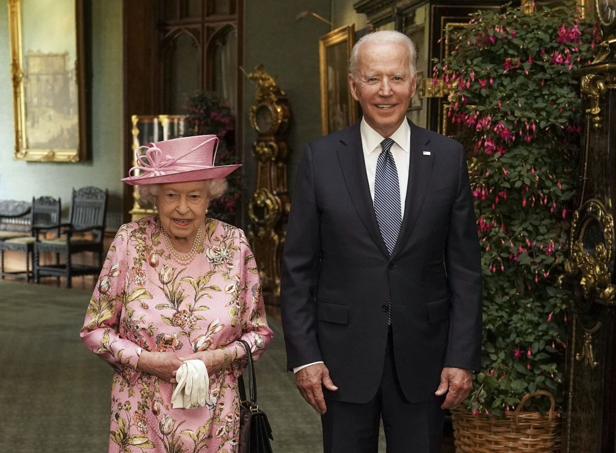 Regina Elisabeta și actualul președinte american, Joe Biden, în timpul unei vizite la Castelul Windsor