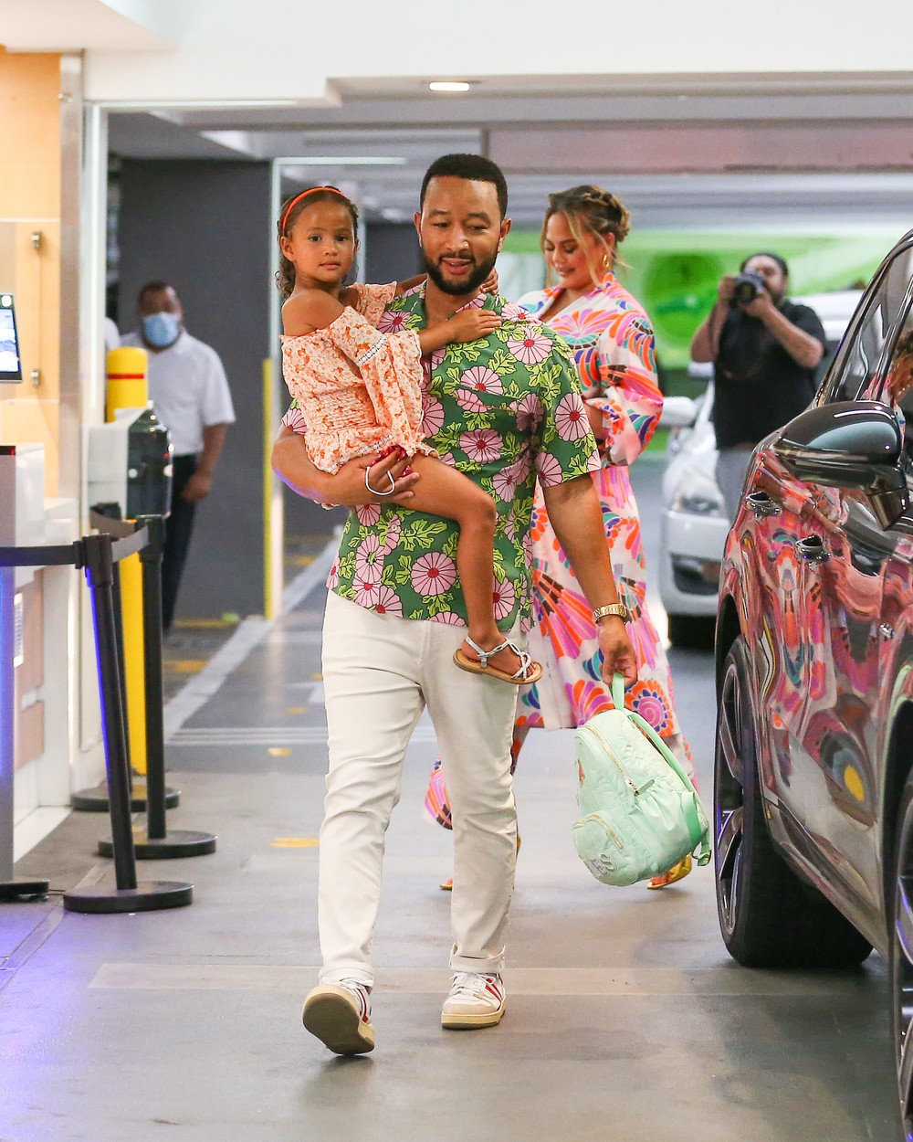 John Legend, în brațe cu fetița sa, la un centru comercial, în timp ce pleacă de lângă mașină