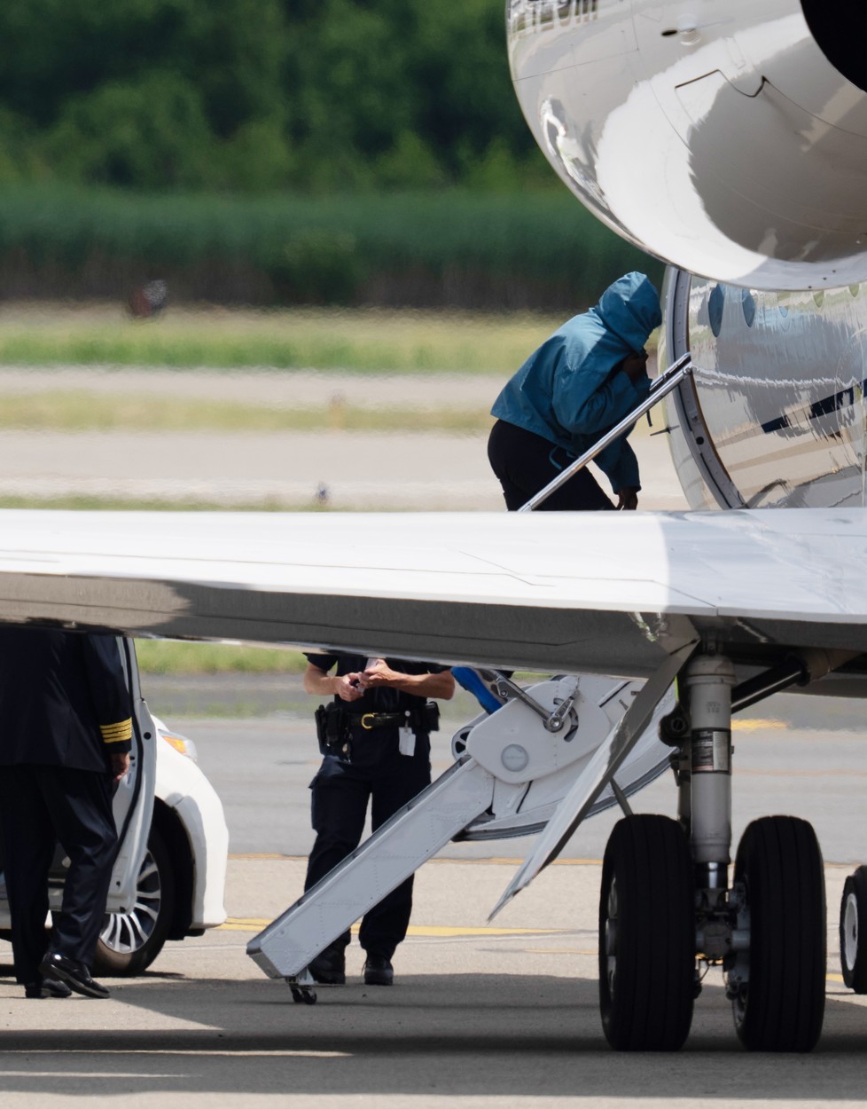 Kanye West, în timp ce urcă în avion, după vacanța cu Irina Shayk, cu fața acoperită