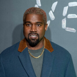 Kanye West, îmbrăcat elegant, la lansarea colecției Versace, 2019