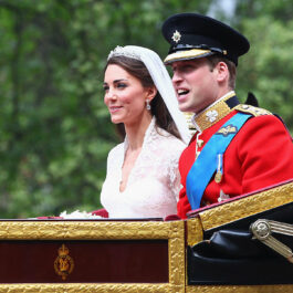 Kate Middleton și Prințul William, în ziua nunții lor, în timp ce se află în caleașcă, spre Palatul Buckingham
