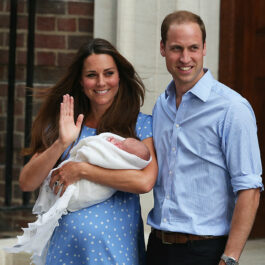 Kate Middleton și Prințul William, pe scările Spitalului St.Mary, la nașterea Prințului George
