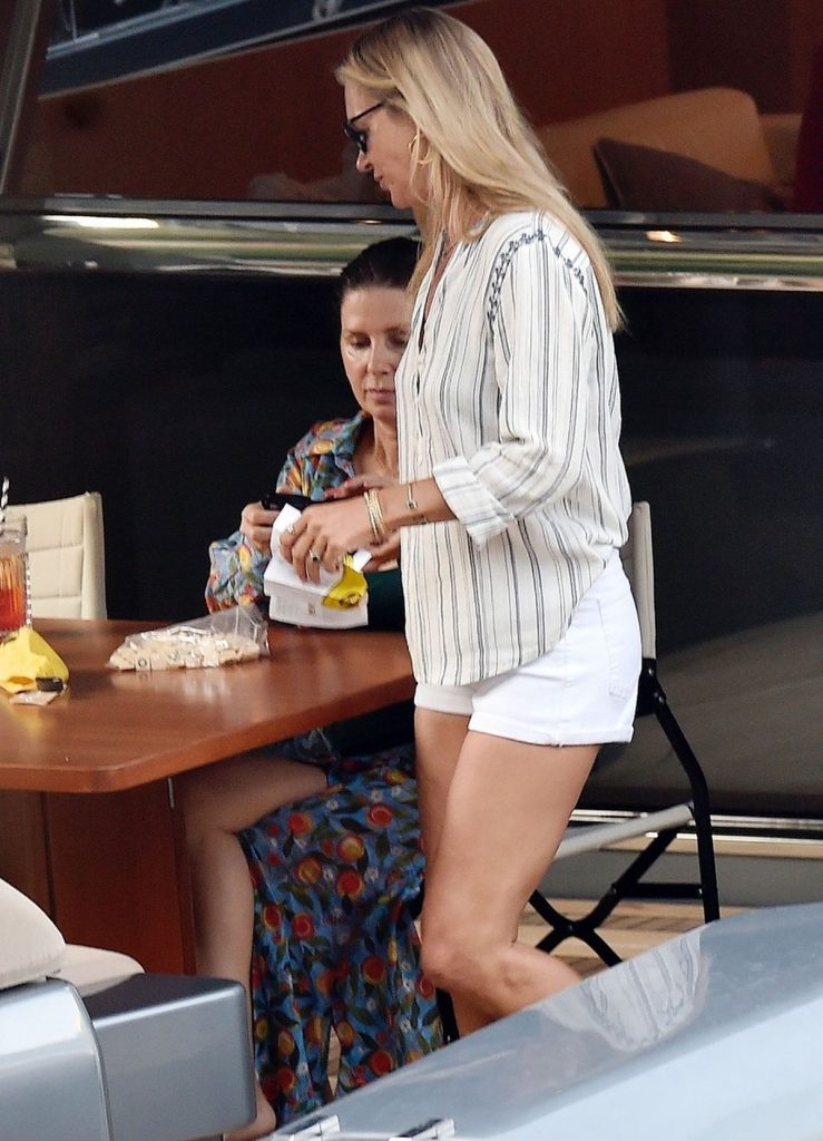 Kate Moss indossa qualsiasi, in vacanza in Italia