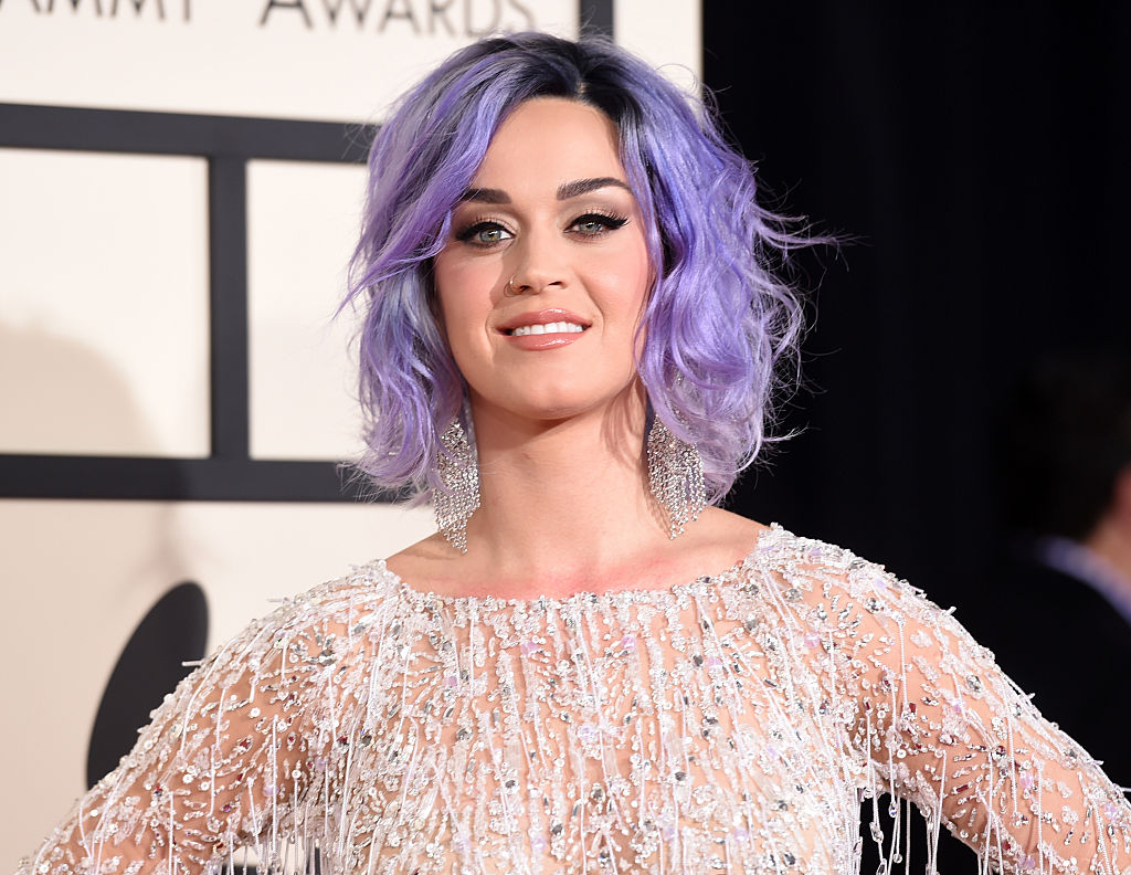 Katy Perry, cu părul mov, într-o rochie strălucitoare, la ceremonia Premiilor Grammy, din 2015