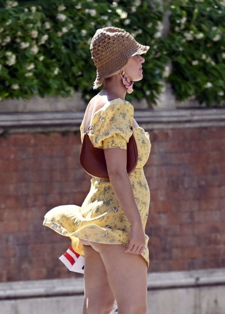 Katy Perry, la plmbare pe străzile din Veneția, într-o rochie galbenă, cu imprimeu floral