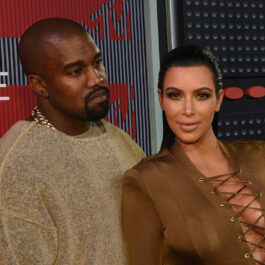 Kim Kardashian și Kanye West, pe covorul roșu la MTV Video Music Awards, în anul 2015, îmbrăcați în culori complementare