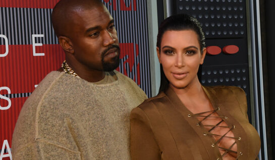 Kim Kardashian și Kanye West, pe covorul roșu la MTV Video Music Awards, în anul 2015, îmbrăcați în culori complementare