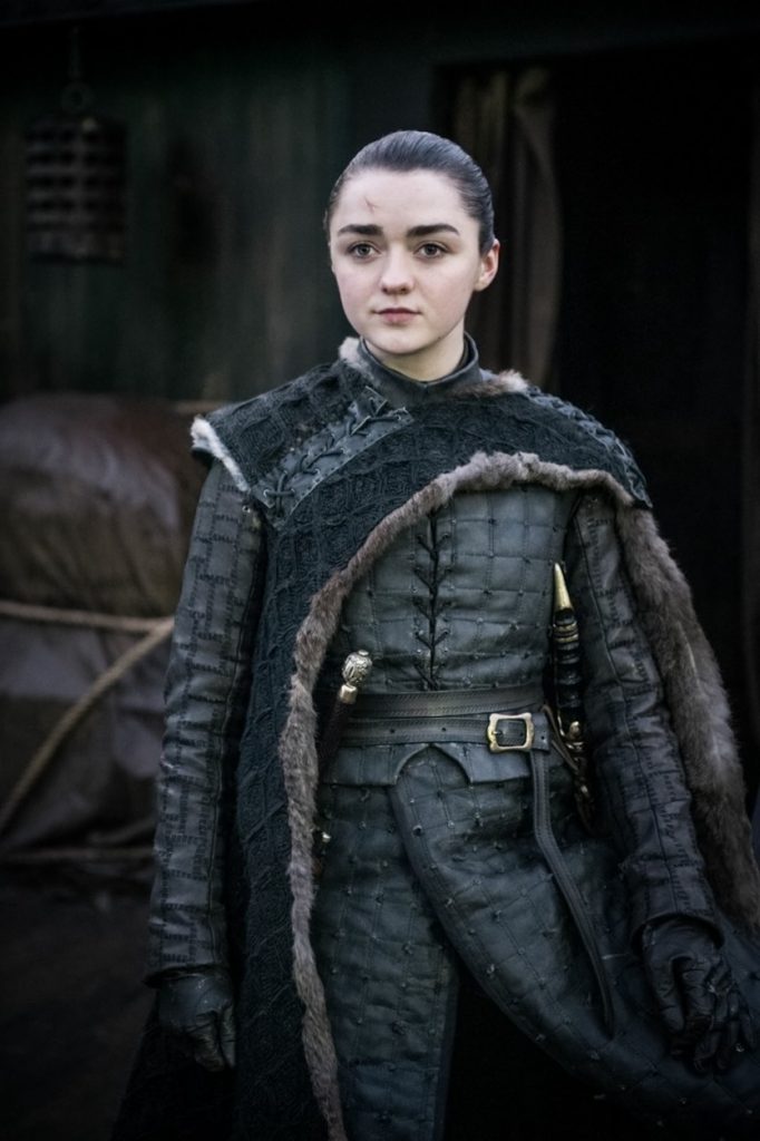Maisie Williams ca Arya Stark în Game of Thrones, îmbrăcată în uniformă medievală, still din serial