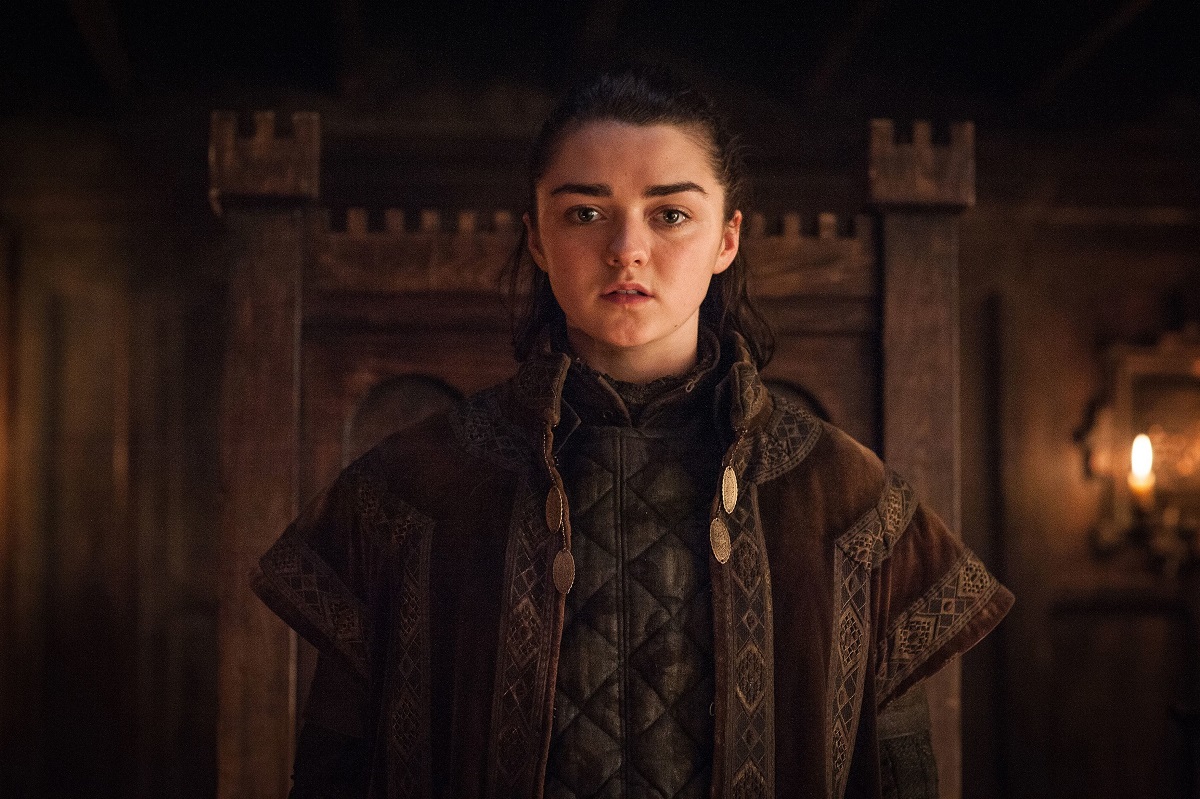 Înainte ca Maisie Williams să își schimbe look-ul, rolul lui Arya Stark din game of thrones, imagine din serial, haine medievale, fundal maro