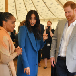 Meghan Markle, împreună cu mama sa și Prințul Harry, la un eveniment găzduit de Ducessa de Sussex, la Palatul Kensington, în 2019
