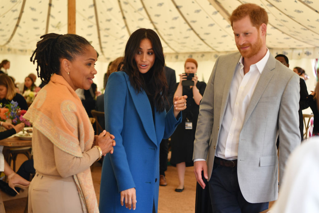 Meghan Markle, împreună cu mama sa și Prințul Harry, la un eveniment găzduit de Ducessa de Sussex, la Palatul Kensington, în 2019