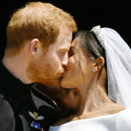 Meghan Markle și Prințul Harry, în timp ce se sărută la nunta lor