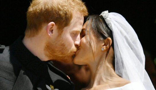 Meghan Markle și Prințul Harry, în timp ce se sărută la nunta lor