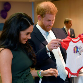 Meghan Markle și Prințul Harry, la un eveniment monden, în timp ce primesc un cadou pentru Archie