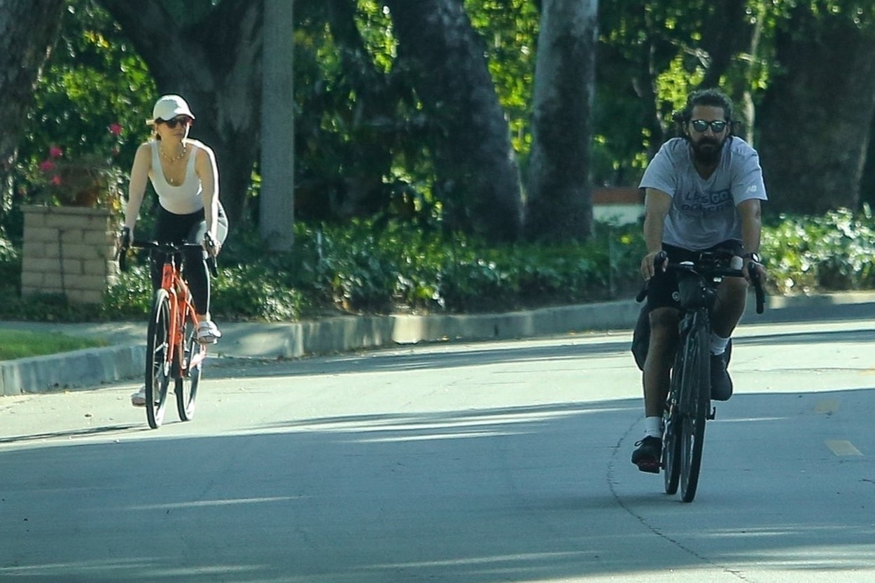 Shia LaBeouf și Mia Goth, pe stradă, îmbrăcați sport, la o plimbare cu bicicletele
