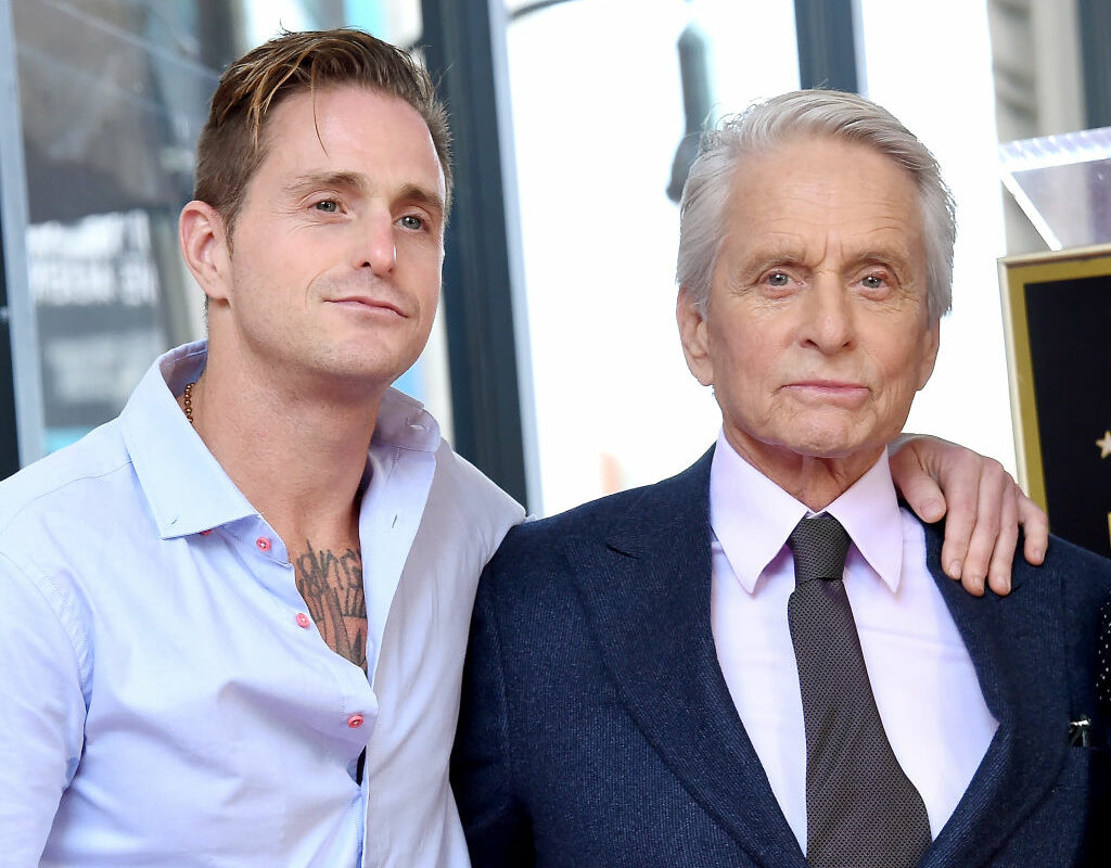 Michael Douglas, alături de fiul său, Cameron Douglas, pe Aleea celebrităților, de la Hollywood, în 2018