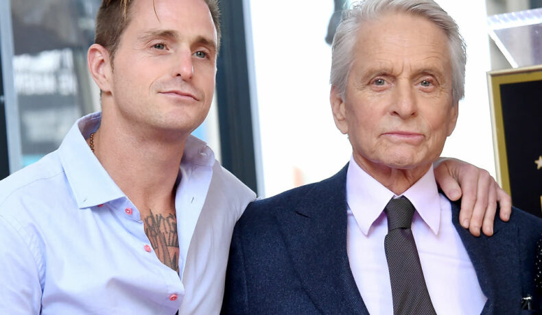 Michael Douglas, alături de fiul său, Cameron Douglas, pe Aleea celebrităților, de la Hollywood, în 2018