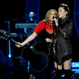 Miley, pe scenă, alături de sora sa, Brandi, la iHeartRadio Music Festival