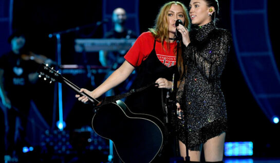 Miley, pe scenă, alături de sora sa, Brandi, la iHeartRadio Music Festival