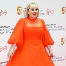 Nicola Coughlan, îmbrăcată într-o rochie roșie la Premiile Bafta TV 2021