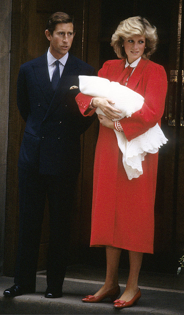 Prințesa Diana îl ține în brațe pe Prințul Harry, iar alături este Prințul Charles