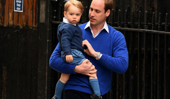 Prințul William, în brațe cu Prințul George, la nașterea Prințesei Charlotte