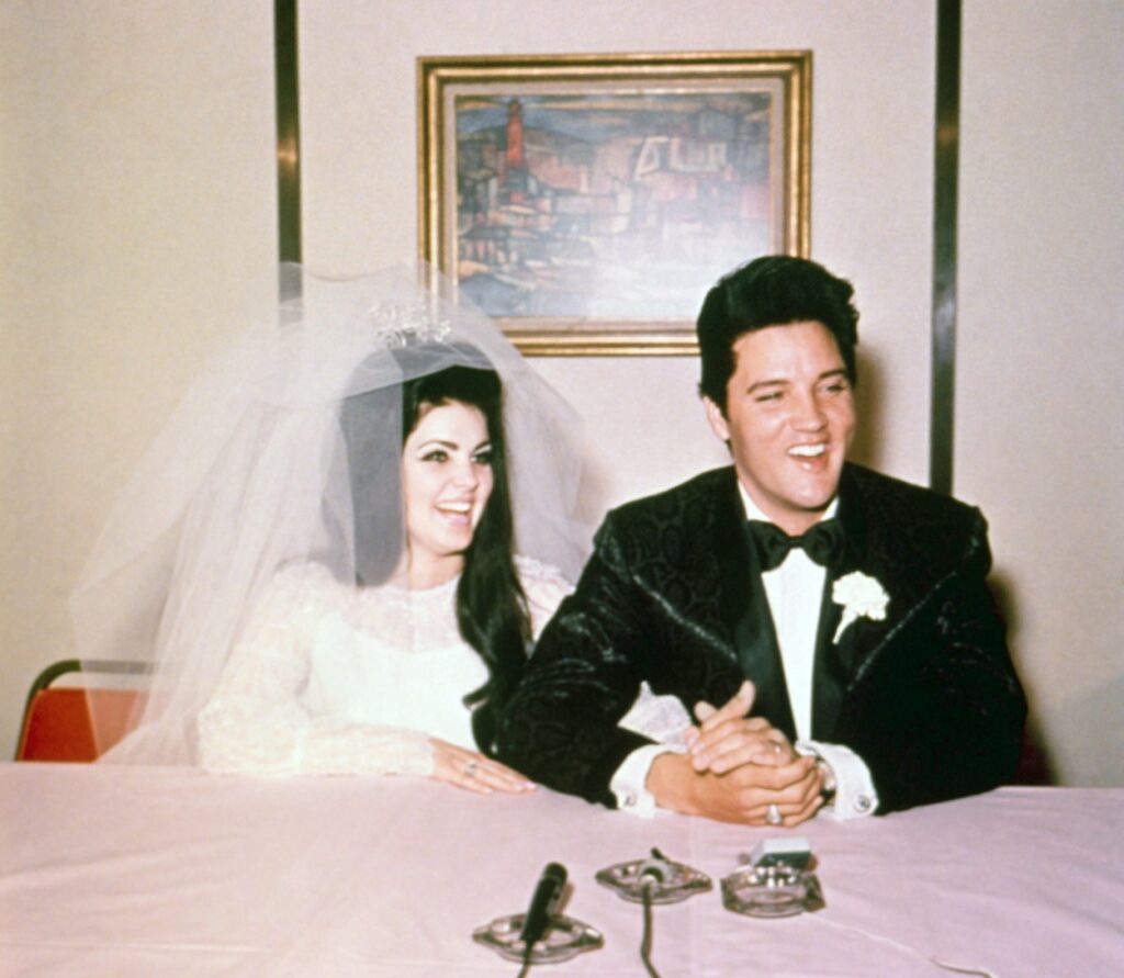 Elvis Presley și Priscilla Presley, îmbrăcați în mire și mireasă, la nunta lor, în 1967