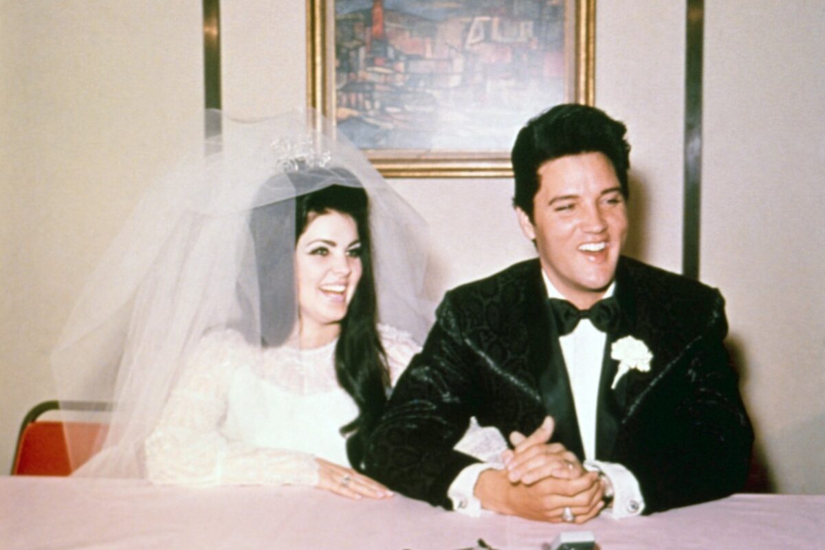 Elvis Presley și Priscilla Presley, îmbrăcați în mire și mireasă, la nunta lor, în 1967