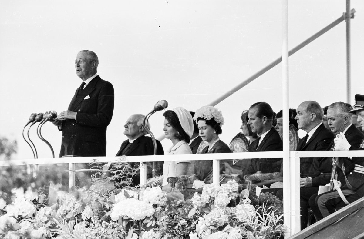 Regina Elisabeta, alături de văduva Jackie Kennedy, la inaugurarea memorialului de la Runnymede, dedicat fostului președinte american