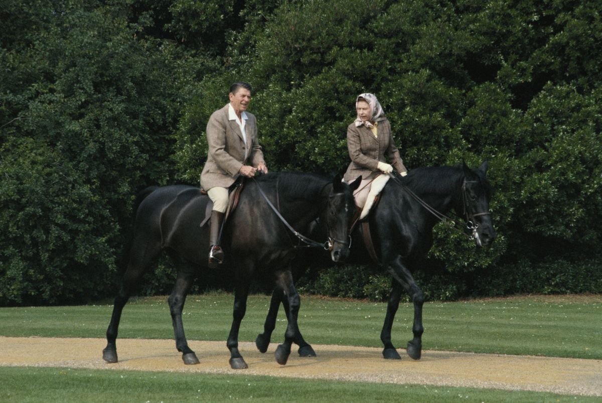 Regina Elisabeta și președintele Ronald Reagan, într-o plimbare exvenstru, în apropierea castelului Windsor