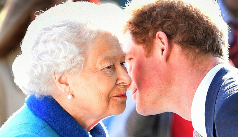 Regina Elisabeta, în timp ce discută cu Prințul Harry, în șoaptă, la evenimentul Chelsea Flower, în 2015