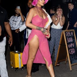 Rihanna, fotografiată fără lenjerie intimă, într-o rochie lungă, mulată, în New York