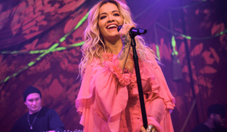 Rita Ora, pe scena Grammy Awards, într-o rochie roz, vaporoasă, în anul 2018