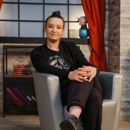 Roxana Blenche, picior peste picior, într-un fotoliu, la interviul pentru CaTine.ro
